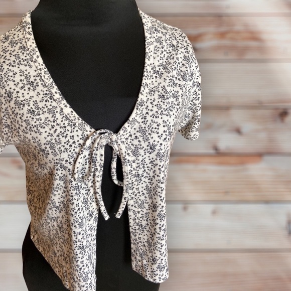 American Eagle Outfitters Tops - American Eagle Outfitters Black & White Short Sleeve Floral Shrug Tie Front Sz M